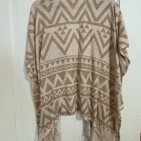 Short Sleeved Flowing Herringbone Patterned Sweater - Picture 5 of 5